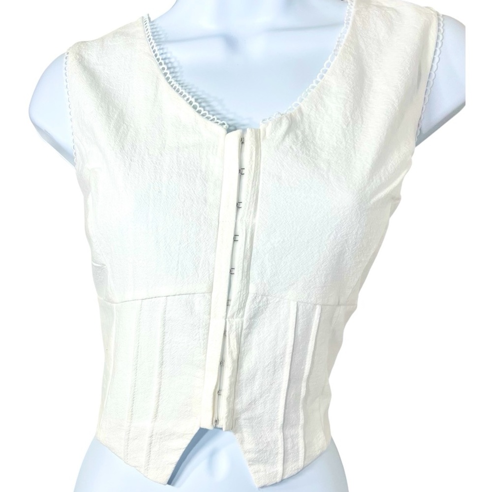Women's White Vest/Top With Hook Closure
100% Cotton
Size Extra Large